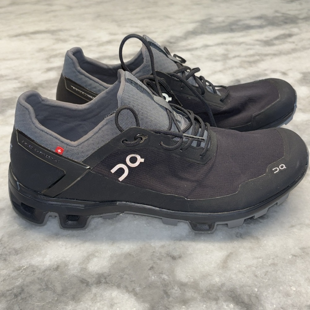 LIKE NEW On Running cloudventure peak sz 9.5 Black w/ gray has reflective logos